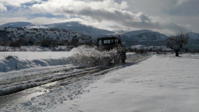 Θαμμένη στο χιόνι η Ορεστιάδα -14 οχήματα του στρατού στη μάχη του αποχιονισμού [εικόνες]